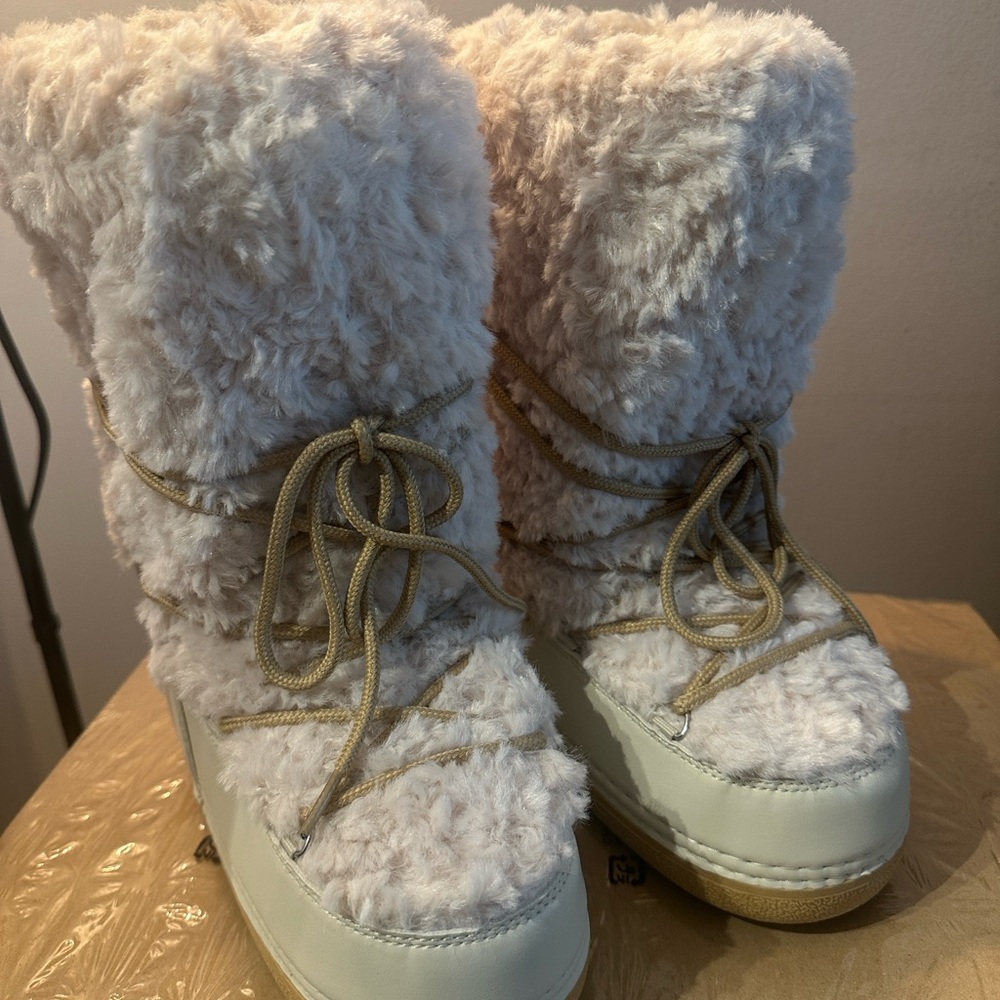 Shoe Dazzle Cream Winter Boots
